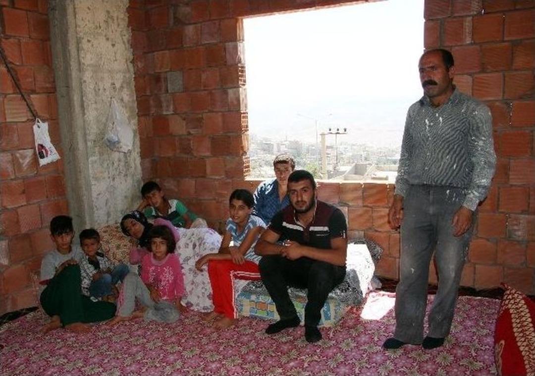 (&ouml;zel Haber) Dargın Ailesi Ev Kirası &Ouml;deyemediği İ&ccedil;in 8 &Ccedil;ocuklarıyla İnşaatta Kalıyor