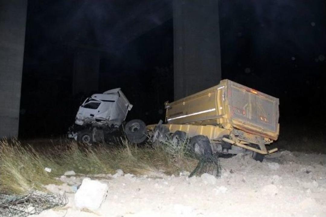 Tır Viyad&uuml;kten U&ccedil;tu