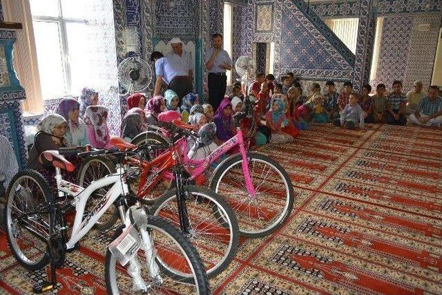 Seydikemer’de Kuran’ı Kerim Öğrenen Hediyesini Kazandı