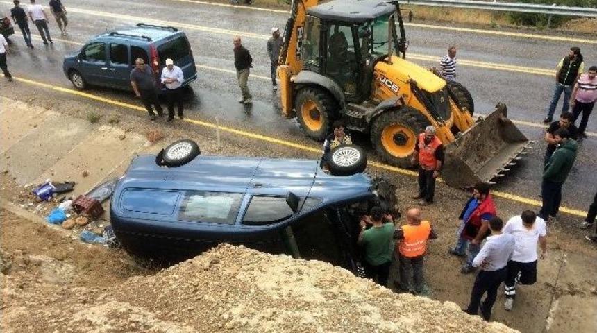 G&uuml;m&uuml;şhane&rsquo;de Trafik Kazası: 1 &Ouml;l&uuml;, 2 Yaralı