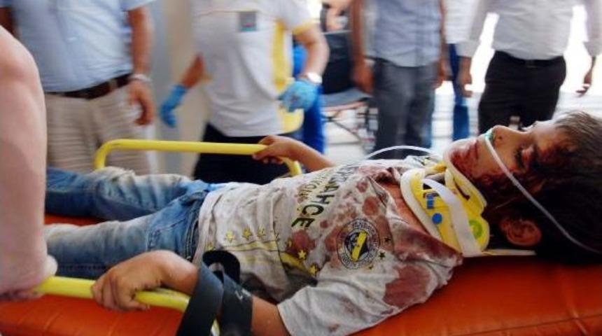 Besni'de Minib&uuml;s Otomobille &Ccedil;arpıştı: 11 Yaralı