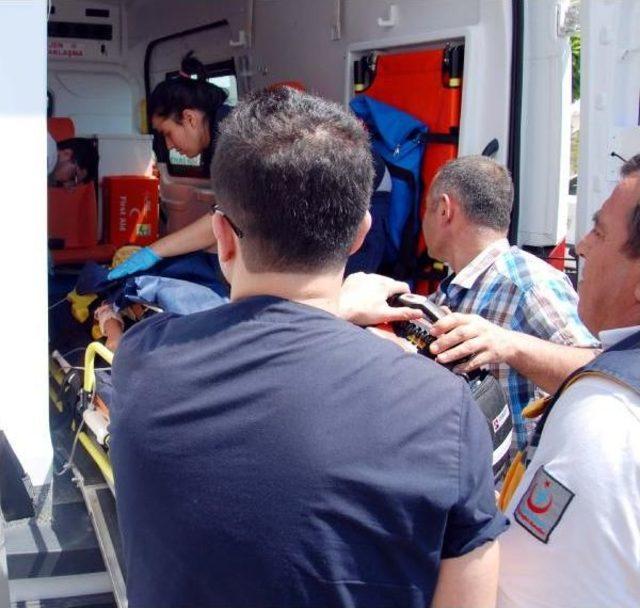 Besni'de Minibüs Otomobille Çarpıştı: 11 Yaralı