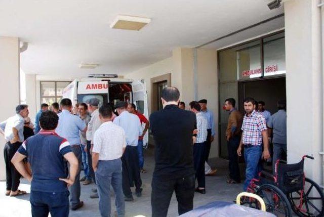 Besni'de Minibüs Otomobille Çarpıştı: 11 Yaralı