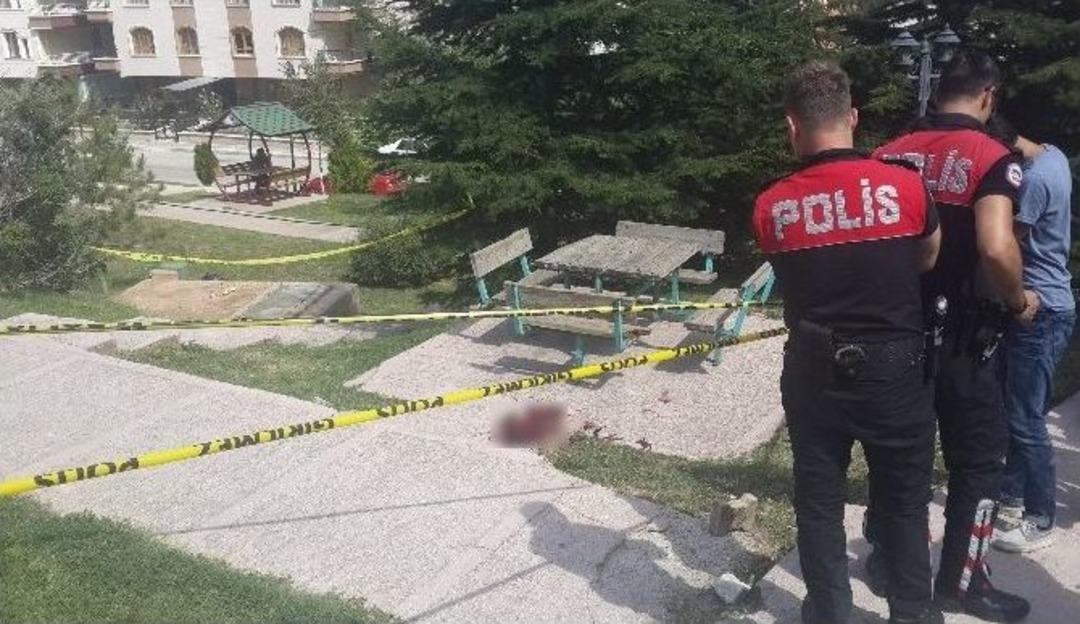 &Ouml;nce Eşini Daha Sonra Kendisini Vurdu