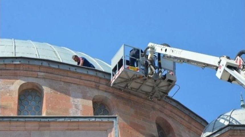 B&uuml;y&uuml;kşehir Reşadiye Camii&rsquo;nin Işıklandırmasını Yeniliyor