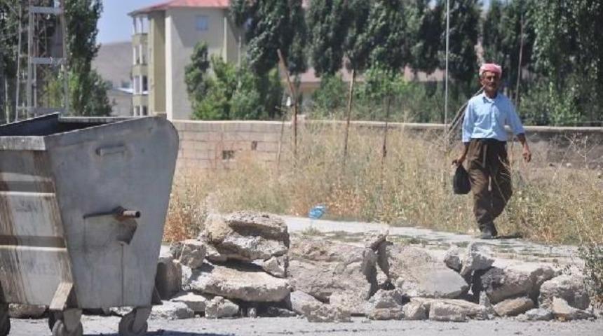 Pkk'lılar Y&uuml;ksekova'da Mahallelerin Girişini Hendek Ve Barikatlarla Kapattı