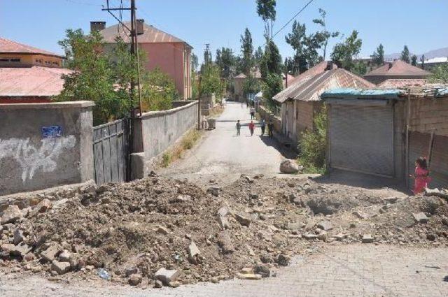 Pkk'lılar Yüksekova'da Mahallelerin Girişini Hendek Ve Barikatlarla Kapattı