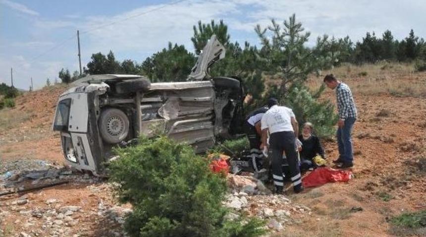 Şarampole U&ccedil;an Ara&ccedil;ta 1 &Ouml;l&uuml;, 4 Yaralı