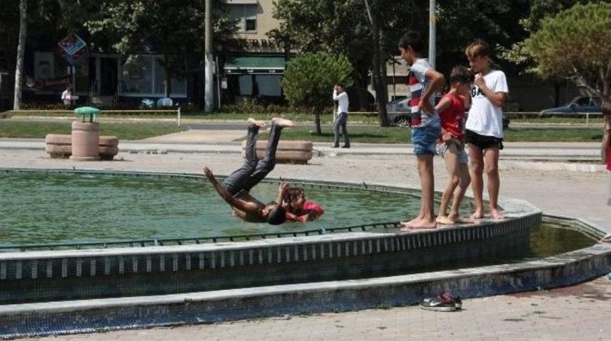 Sıcaktan Bunalan &Ccedil;ocuklar S&uuml;s Havuzunda Serinlediler