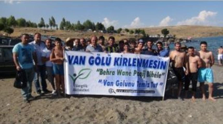 Van G&ouml;l&uuml; Aktivistlerinden Sahil Temizliği