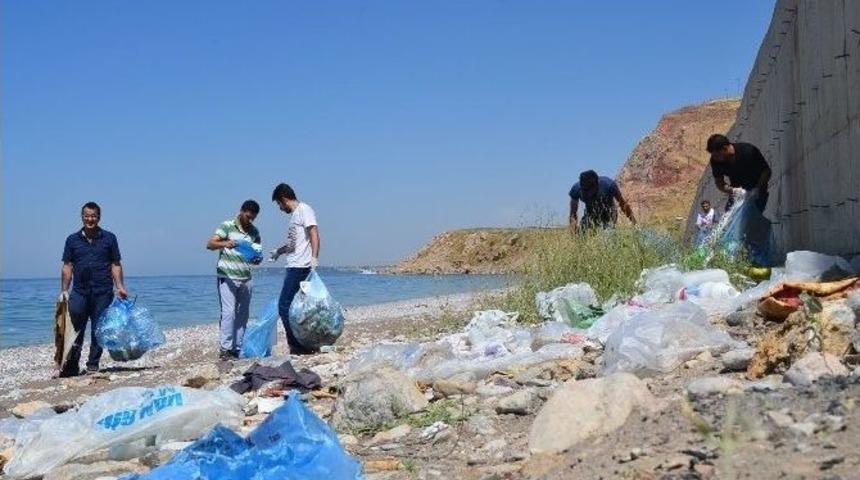 G&ouml;n&uuml;ll&uuml; Gen&ccedil;lerden Sahil Temizliği