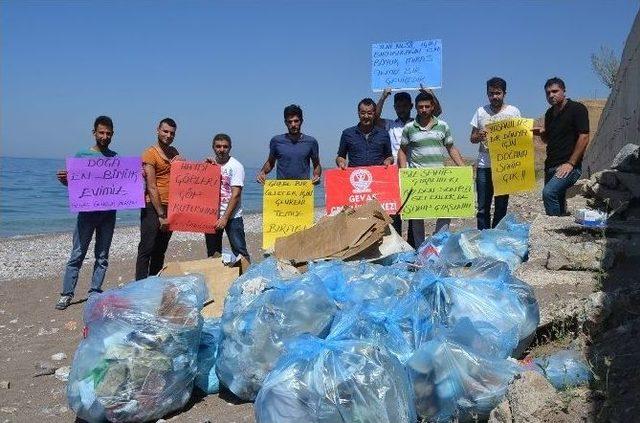 Gönüllü Gençlerden Sahil Temizliği