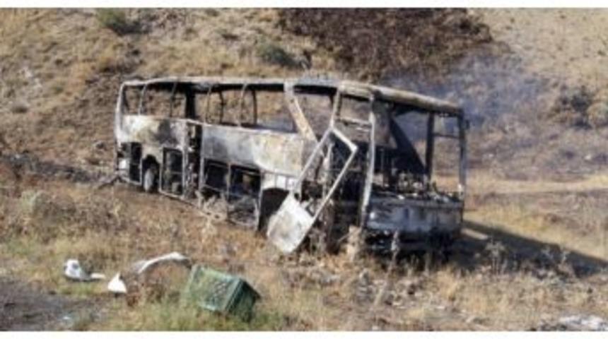 Erzurum&rsquo;da Yol Kesen Pkk Yolcu Otob&uuml;s&uuml;n&uuml; Ateşe Verdi