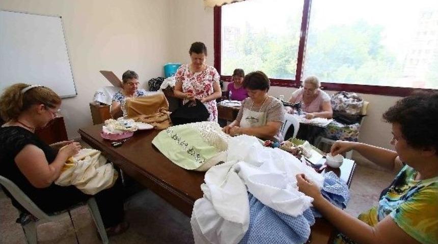 Makine Nakışı Ve Takı Tasarım Kadınların Elinde Hayat Buldu