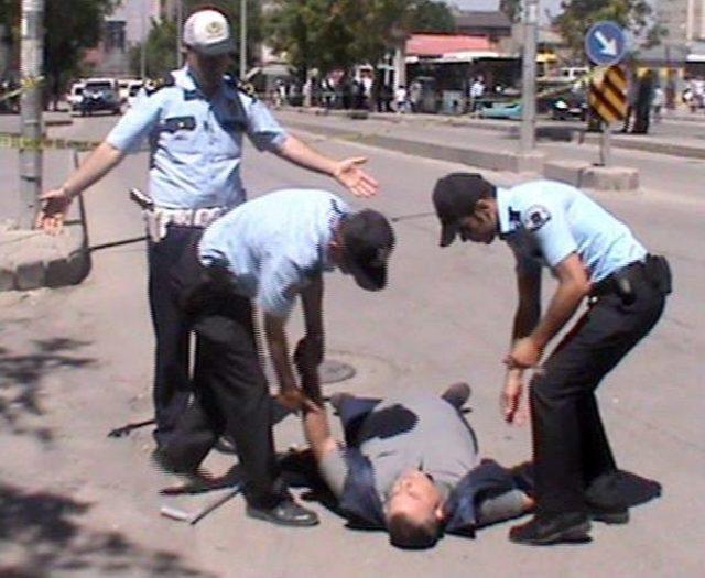 İşyerinin &Ouml;n&uuml;nde Polisleri G&ouml;r&uuml;nce Bayıldı 1