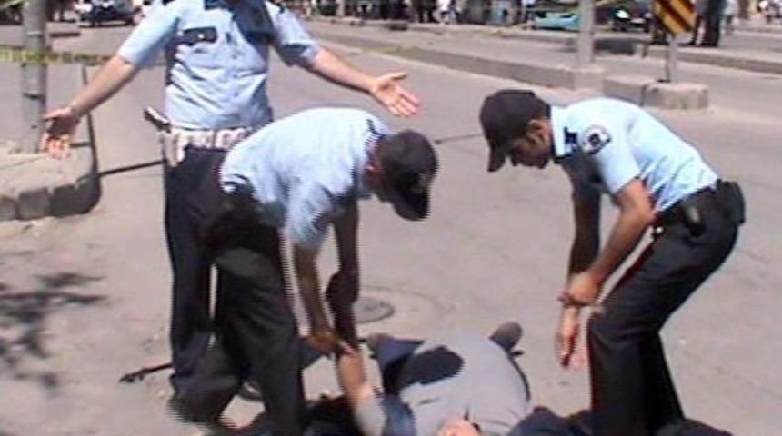 İşyerinin &Ouml;n&uuml;nde Polisleri G&ouml;r&uuml;nce Bayıldı