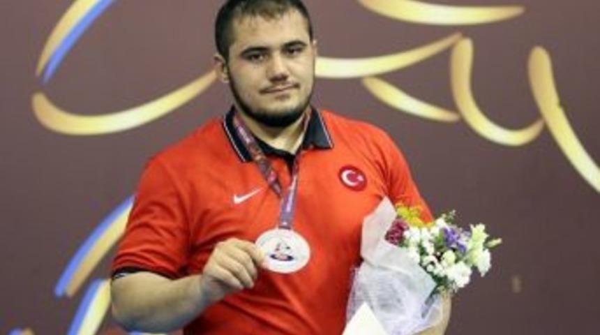 Milli G&uuml;reş&ccedil;i Dede, D&uuml;nya &Uuml;&ccedil;&uuml;nc&uuml;s&uuml; Oldu