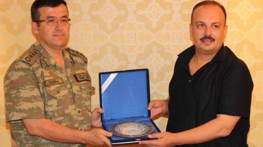 Hakkari İl Jandarma Komutanı'na Veda Yemeği