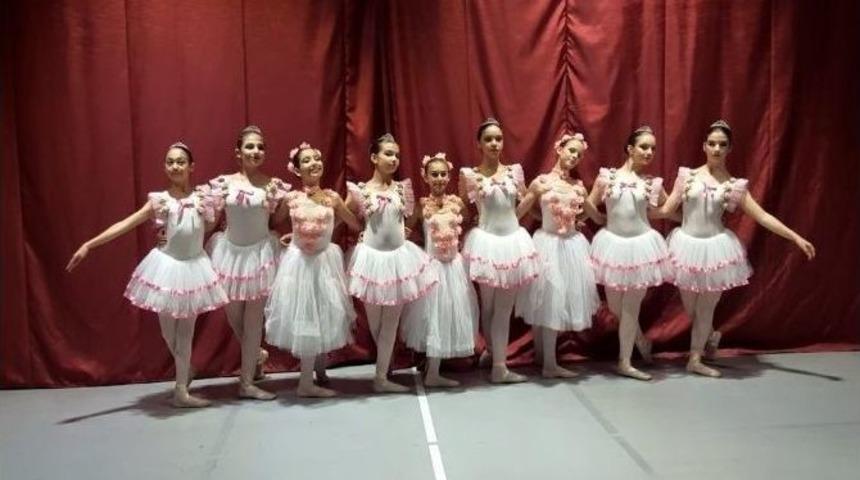 &Ccedil;ukurova &Uuml;niversiteli Balerinler İzmir&rsquo;de Ayakta Alkışlandı