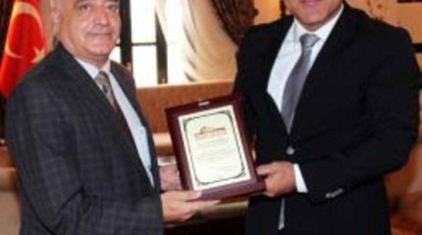 Vali Zorluoğlu&rsquo;ndan Emekli Olan Cevat Karalı&rsquo;ya Plaket