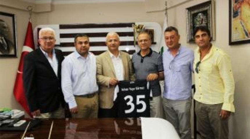 Altayspor&rsquo;dan Adnan Başkana Teşekk&uuml;r Forması