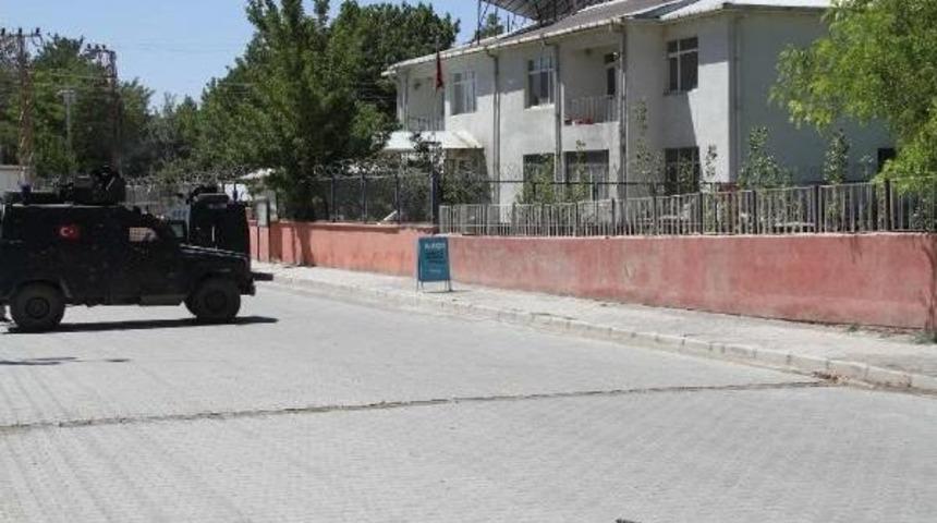 Pkk'dan Muradiye Askerlik Şubesi'ne Saldırı