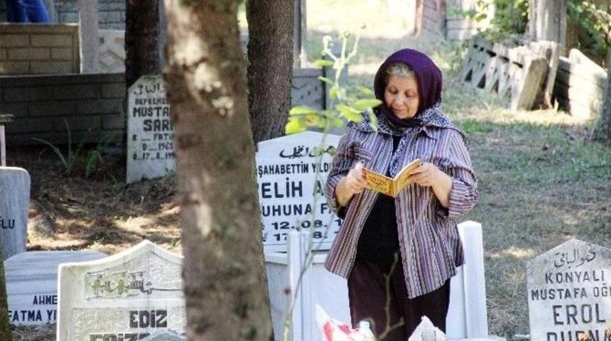 B&uuml;y&uuml;k Felaketin 16. Yılında Deprem Şehitleri Mezarları Başında Anıldı