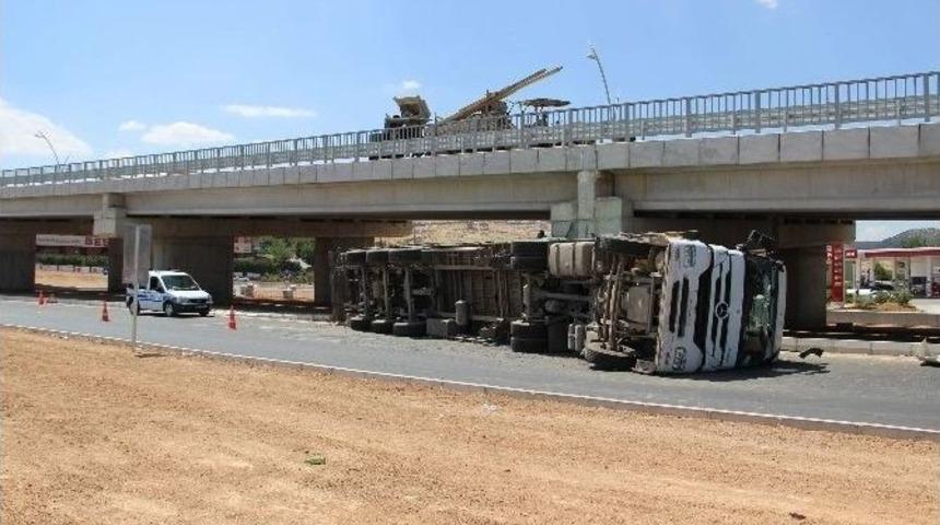 Devrilen Tır K&ouml;pr&uuml;n&uuml;n Ayaklarına &Ccedil;arptı