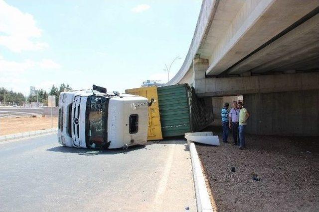 Devrilen Tır Köprünün Ayaklarına Çarptı