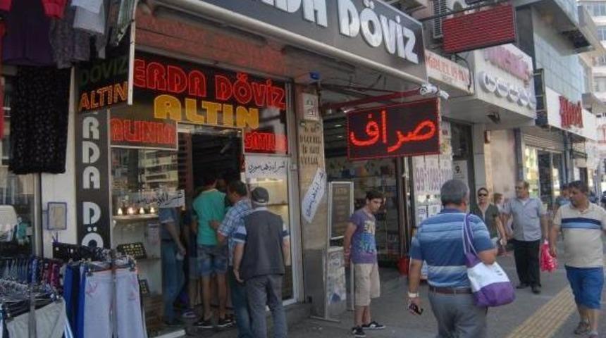 İzmir'de, Suriyeliler'le Birlikte Tabelalar Değişti, Can Yeleği Pazarı Oluştu