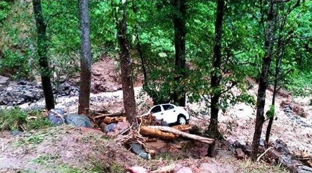 Rize’De Şiddetli Yağmur Köy Yollarını Ulaşıma Kapattı, Hasara Yol Açtı