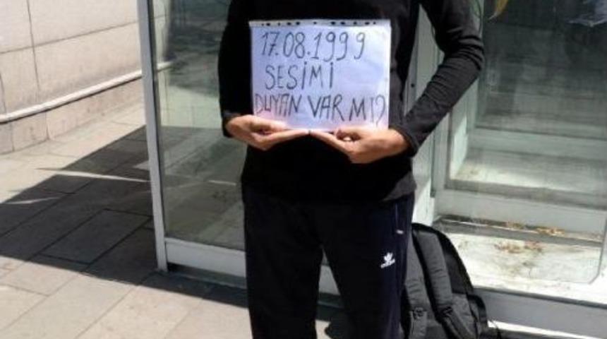 Depremzede &Uuml;niversite &Ouml;ğrencisi Depremde &Ouml;lenler I&ccedil;in Saygı Duruşunda Bulundu