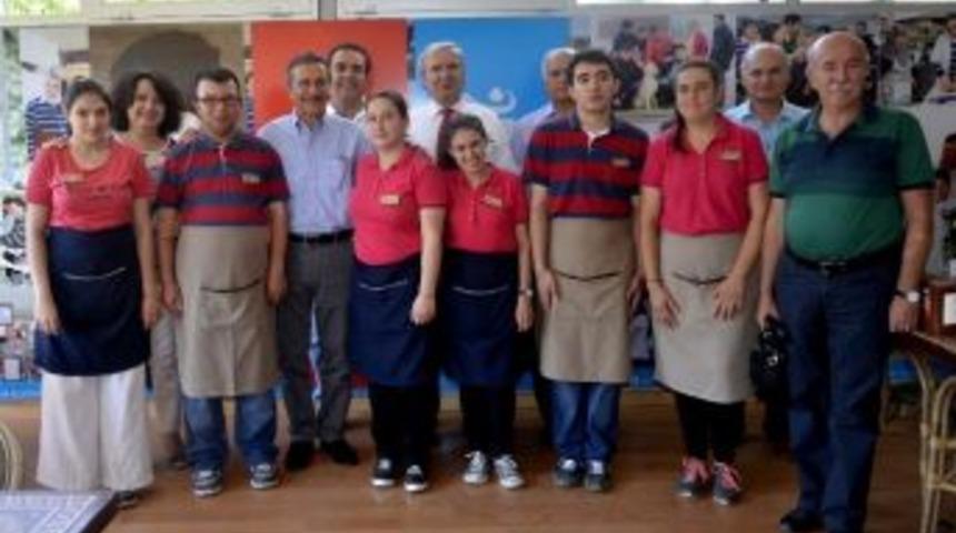 Tepebaşı Kaymakamı Ve M&uuml;ft&uuml;s&uuml; G&ouml;kkuşağı Kafe&rsquo;de