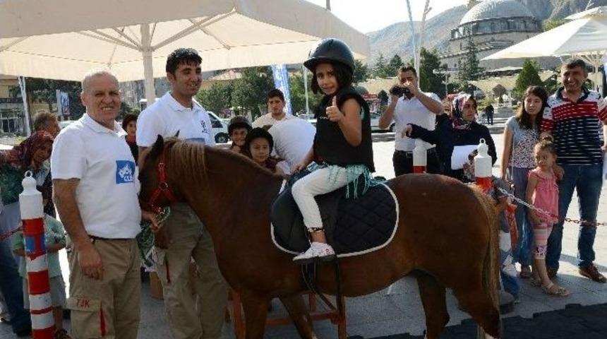 &Ccedil;ocuklar Sevimli Atlarla Buluştu