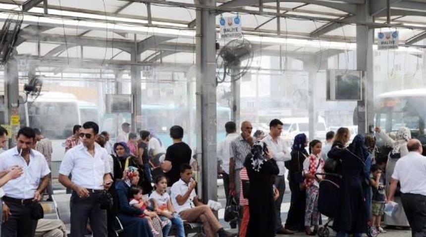 Belediyeden Otob&uuml;s Duraklarında Su P&uuml;sk&uuml;rten Serinlik