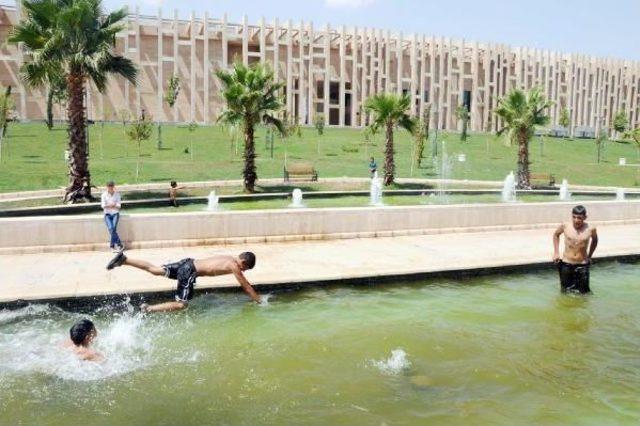 Belediyeden Otob&uuml;s Duraklarında Su P&uuml;sk&uuml;rten Serinlik 1