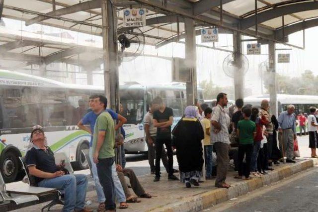 Belediyeden Otob&uuml;s Duraklarında Su P&uuml;sk&uuml;rten Serinlik 3