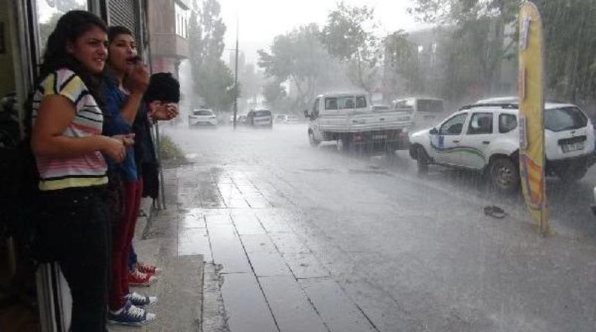 Kars&rsquo;Ta Yağmur Sevinci