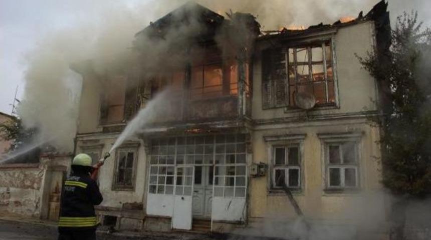 İki Katlı Ahşap Bina Alevlere Teslim Oldu