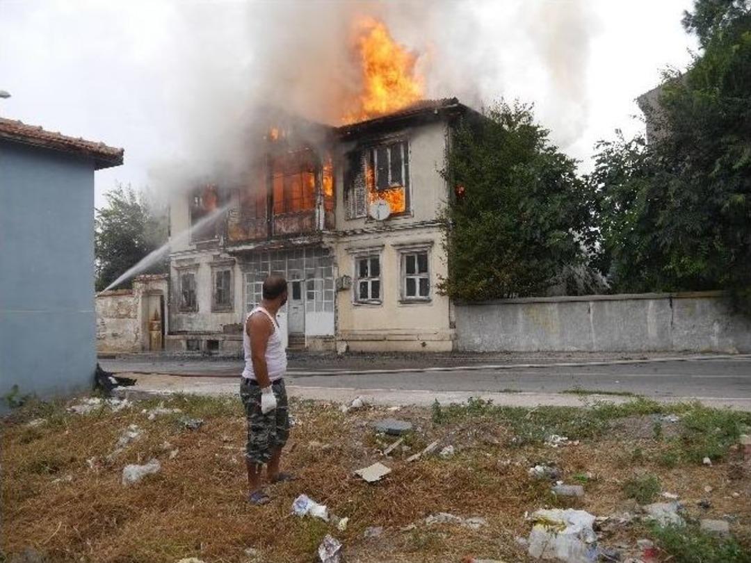 Edirne&rsquo;de Tarihi Bina Yangında K&uuml;l Oldu