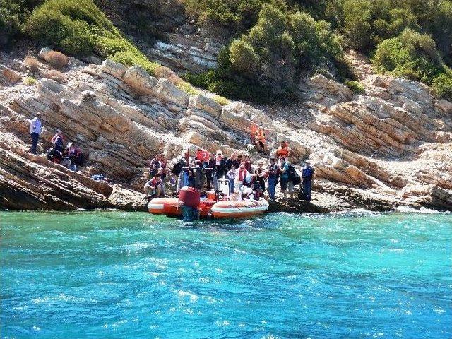 Şişme Botla Denize Açılan Kaçaklar Ölümden Döndü 2