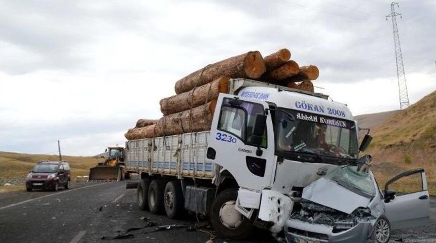 Kamyonla Otomobil &Ccedil;arpıştı: Biri Polis 2 &Ouml;l&uuml;