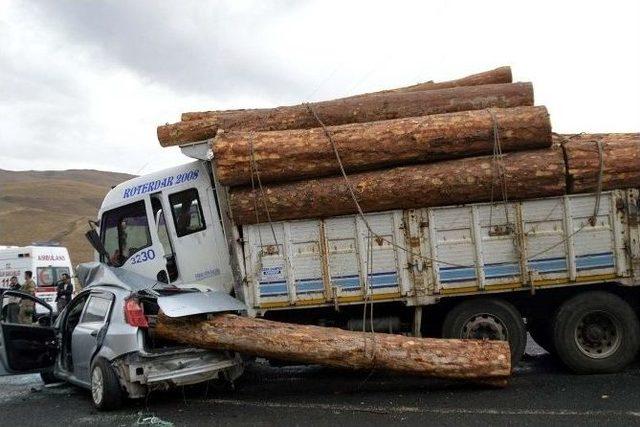 Kamyonla Otomobil &Ccedil;arpıştı: Biri Polis 2 &Ouml;l&uuml; 1
