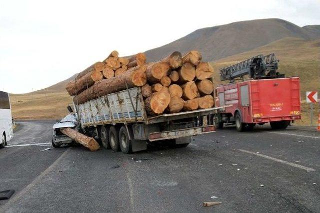 Kamyonla Otomobil &Ccedil;arpıştı: Biri Polis 2 &Ouml;l&uuml; 2