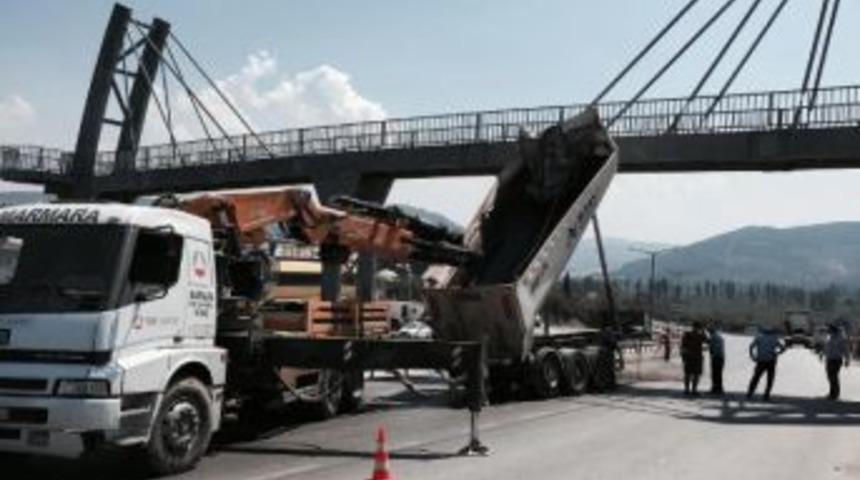 Tır'ın A&ccedil;ılan Dorsesi &Uuml;st Ge&ccedil;ide &Ccedil;arptı