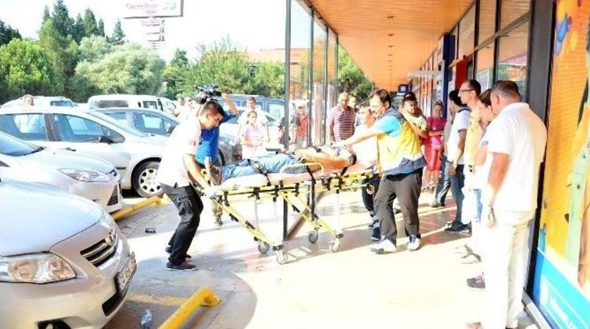 Karısını Başka Bir Adamla G&ouml;r&uuml;nce Bı&ccedil;ağına Sarıldı