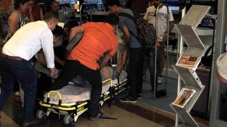 Alışveriş Merkezinde Kıskan&ccedil;lık Cinneti: 1 Yaralı