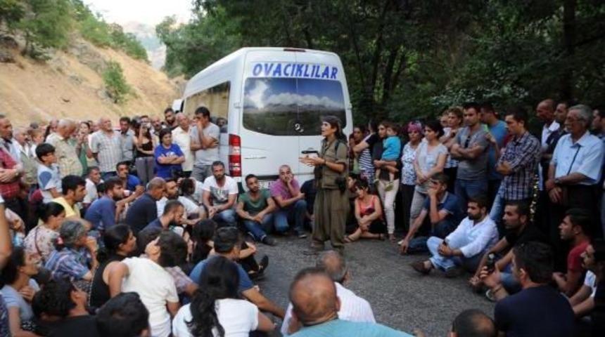 Tunceli'de Yol Kesen Pkk'lılar 3 Aracı Yaktı