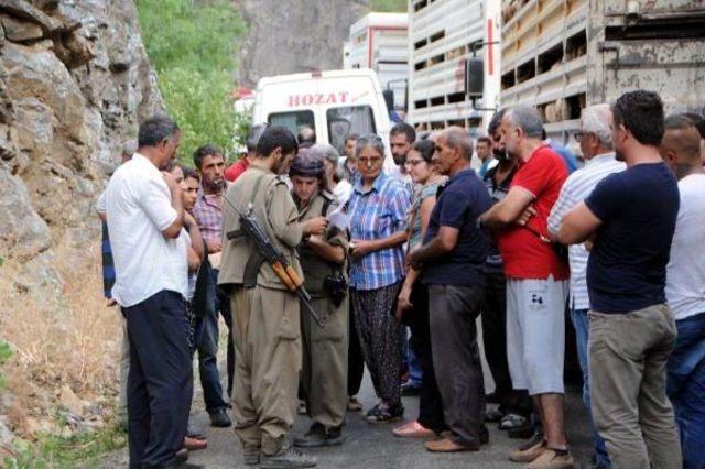 Tunceli'de Yol Kesen Pkk'lılar 3 Aracı Yaktı