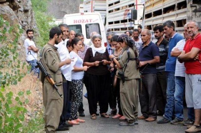 Tunceli'de Yol Kesen Pkk'lılar 3 Aracı Yaktı